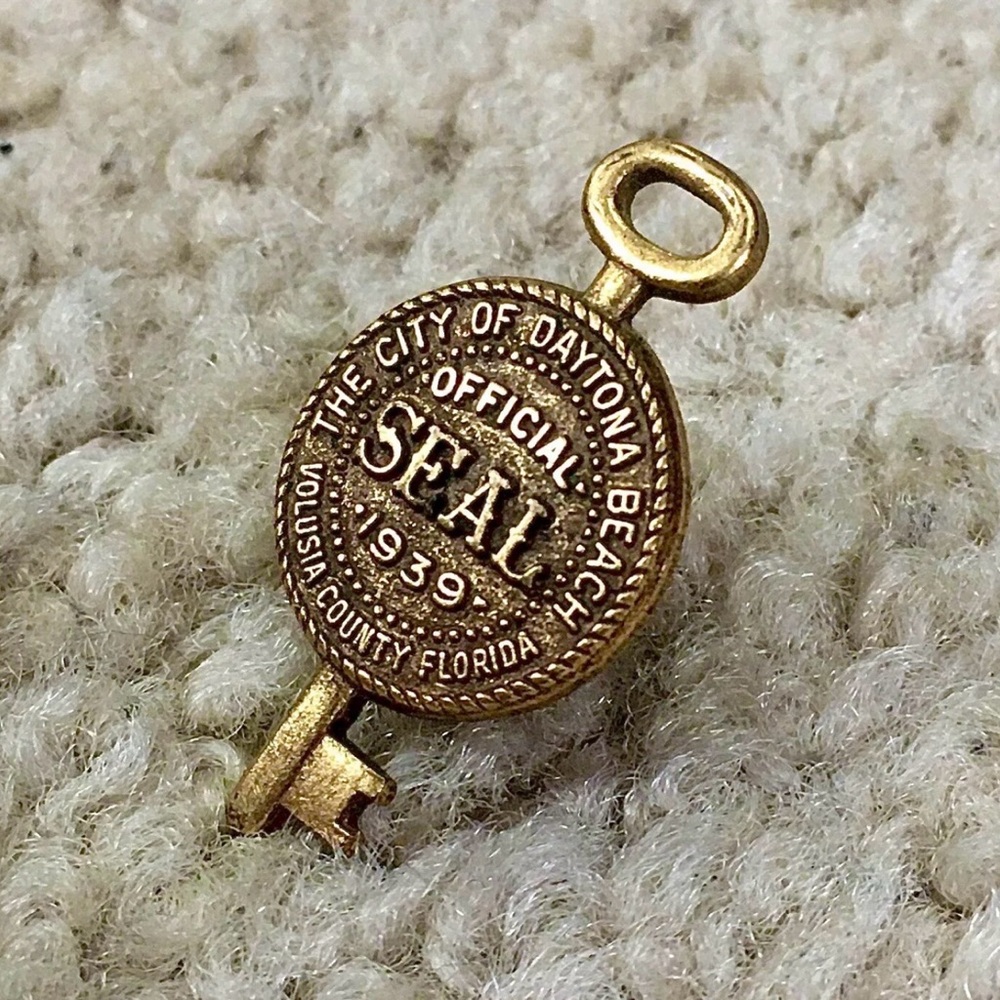 Vintage DAYTONA BEACH Florida 1939 OFFICIAL SEAL Gold Tone Lapel Hat Pin - RARE!